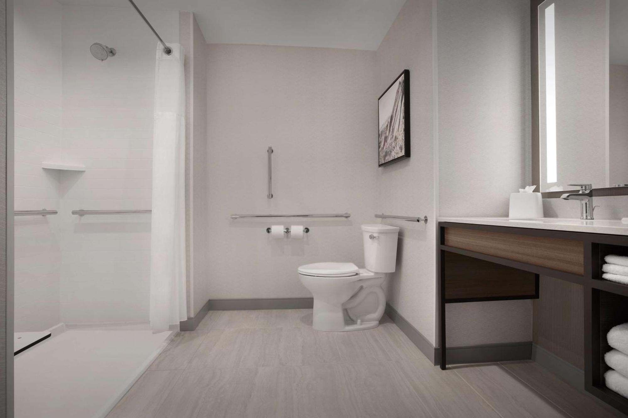 Hotel Hilton Garden Airport Tower Road *