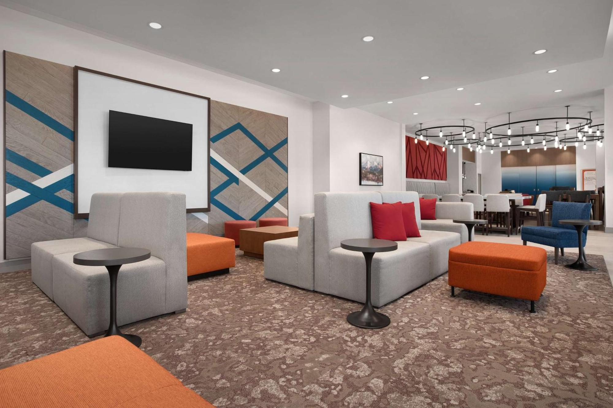 Hilton Garden Airport Tower Road Hotel *